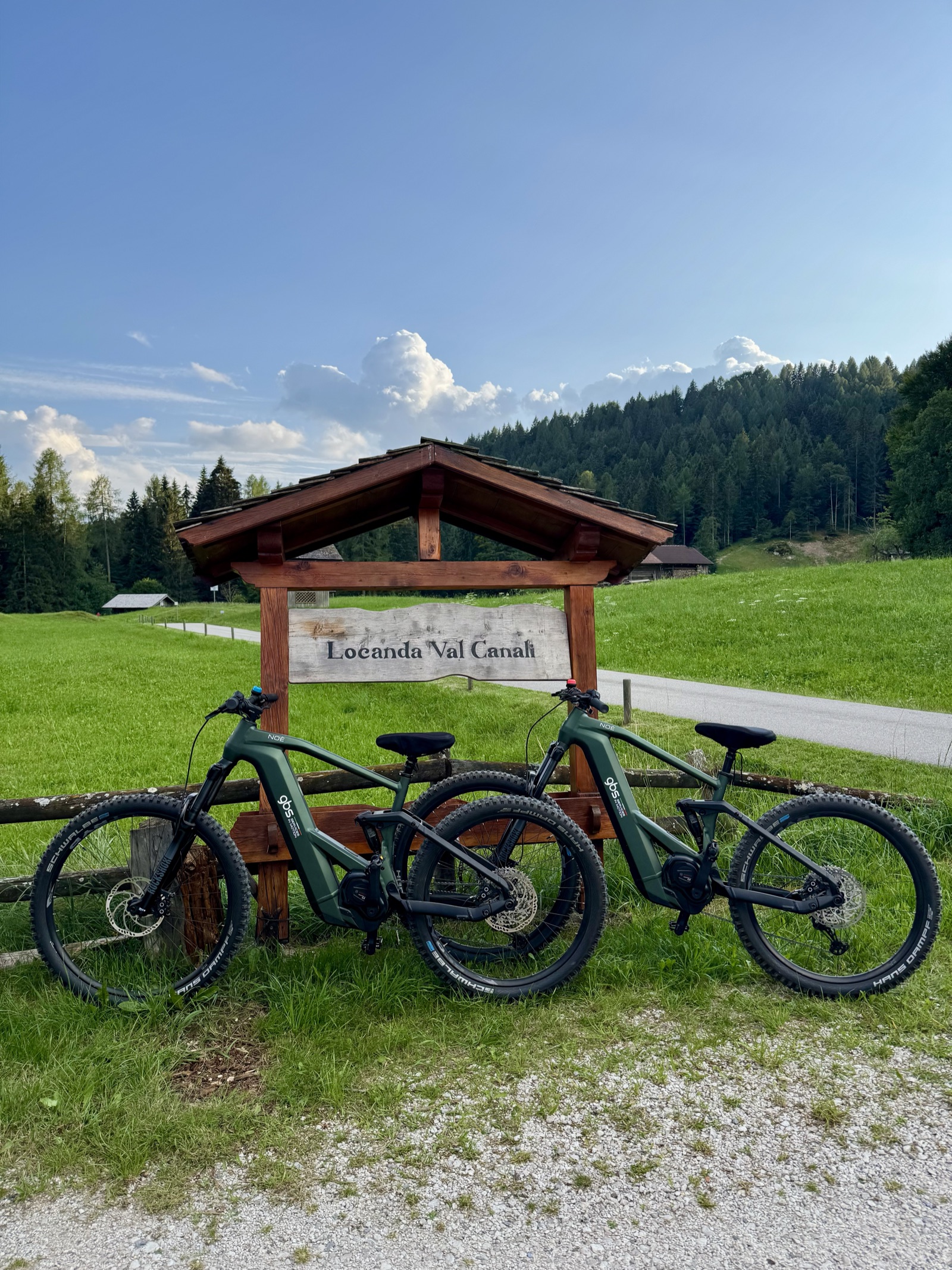 Due e-bike disponibili per il noleggio alla Locanda Val Canali